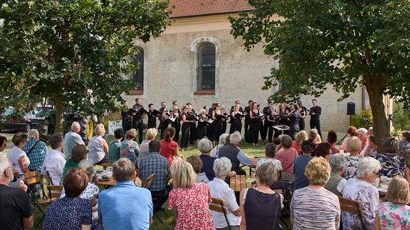 Besucher beim Sommergesang in Diebzig