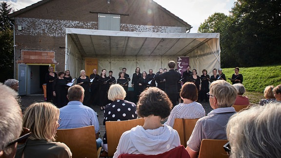 Besucher beim Sommergesang in Friedrichsrode.