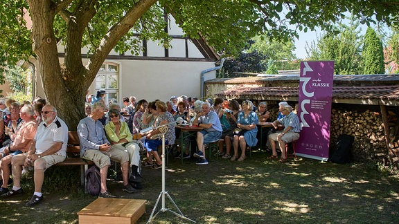 Besucher beim Sommergesang in Schildau.