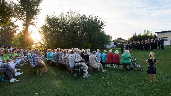 Besucher beim Sommergesang in Zahna-Elster.