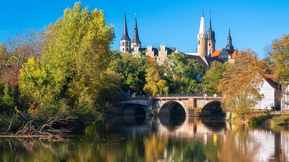 Merseburger Dom und Schloss Merseburg spiegeln sich im Fluss Saale im Herbst