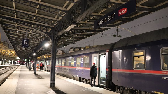 Blaue Nachtzugwagen stehen am Bahnsteig