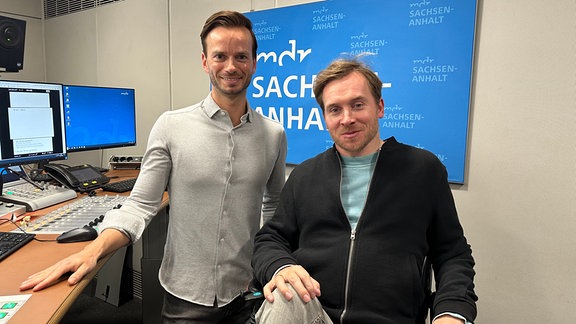 MDR-Moderator Marc Burgemeister mit Samuel Koch im Radiostudio