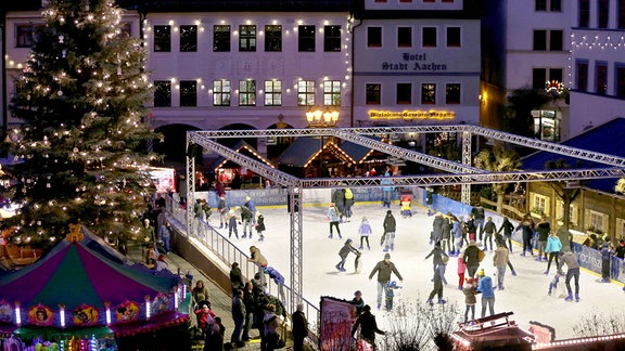 Zahlreiche Buden und zum ersten Mal auch eine Eisbahn laden am Abend des 28.11.2016 Besucher auf den Weihnachtsmarkt in Naumburg/Saale (Sachsen-Anhalt) ein