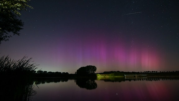 Liebes Team, anliegend finden Sie einen kleinen Film über die gestrigen Polarlichter sowie ein Foto aus dem Eichsfeld, hier Stausee Birkungen. Dürfen Sie gerne bri Bedarf benutzen Liebe Grüße Evelin Krahl    