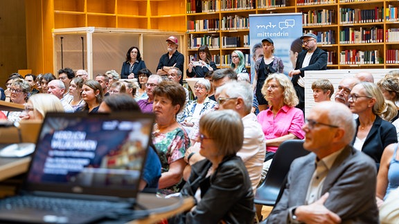 Filmpremiere mit Publikumsdialog am 20. August im Studienzentrum der Herzogin-Anna-Amalia-Bibliothek in Weimar. In ihrem Film erinnert Autorin Ute Gebhardt an die Verheerende Nacht, in der die Bibliothek brannte.