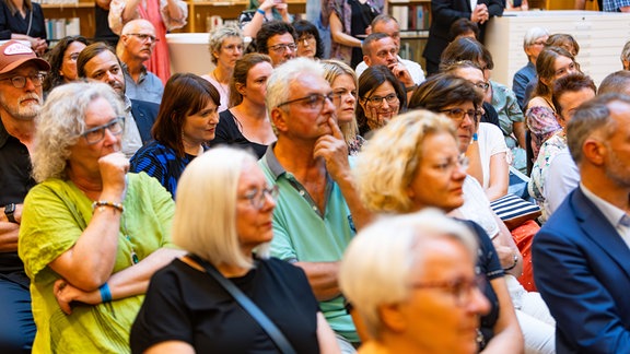 Filmpremiere mit Publikumsdialog am 20. August im Studienzentrum der Herzogin-Anna-Amalia-Bibliothek in Weimar. In ihrem Film erinnert Autorin Ute Gebhardt an die Verheerende Nacht, in der die Bibliothek brannte.