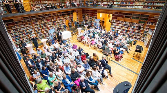 Filmpremiere mit Publikumsdialog am 20. August im Studienzentrum der Herzogin-Anna-Amalia-Bibliothek in Weimar. In ihrem Film erinnert Autorin Ute Gebhardt an die Verheerende Nacht, in der die Bibliothek brannte.