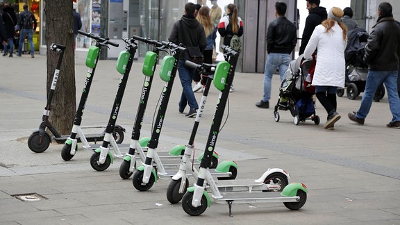 E-Scooter auf einem Gehsteig