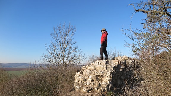 Eine Frau auf einem Felsen