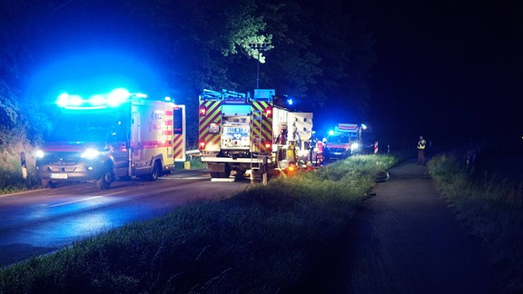 Feuerwehr und Krankenwagen nachts im Einsatz