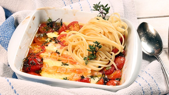 Tagliatelle mit Tomatensoße in einer Auflaufform - halb aufgegessen