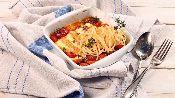 Tagliatelle mit Tomatensoße in einer Auflaufform