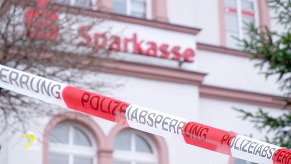 Polizeiabsperrband vor einer Sparkasse