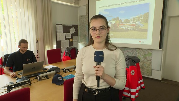 Reporterin im Lagezentrum