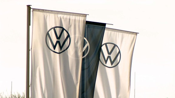 Fahnen mit VW Firmenlogo