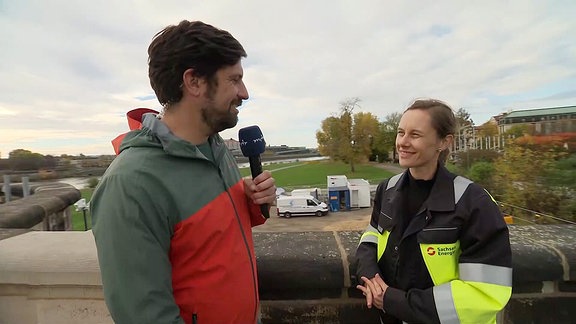 Ein Mann und eine Frau unterhalten sich.