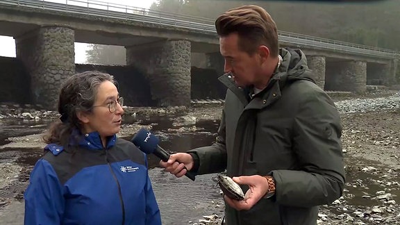 Reporter Markus Neumann im Gespräch mit Projektleiterin Diana Henze