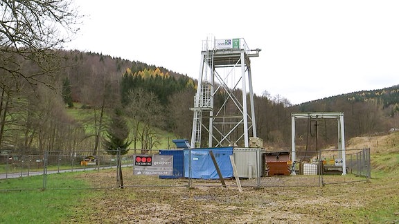 Ein Förderturm neben einer Straße