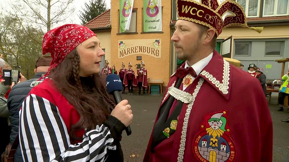 Reporterin im Gespräch mit einem Karnevalisten