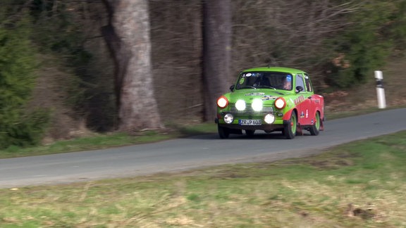 Trabant auf Landstraße.