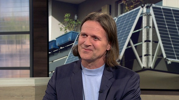 Timo Leukefeld, Solar-Experte, beim Gespräch im Studio.