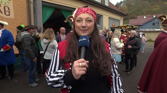 Reporterin Susanne Blum berichtet als Piratin aus Wasungen.