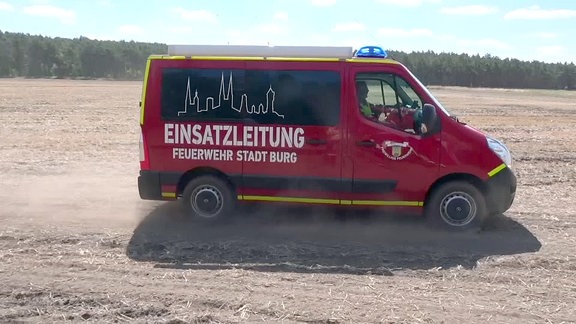 Feuerwehr Einsatzleitungsfahrzeug vor Waldhintergrund