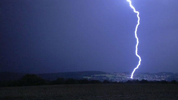 Blitz schlägt in ein Dorf ein