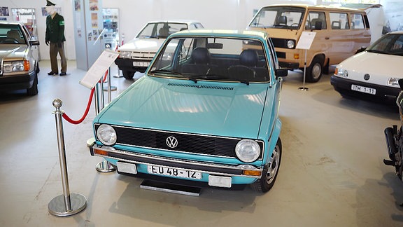 Ein altes VW-Modell in einer Ausstellung