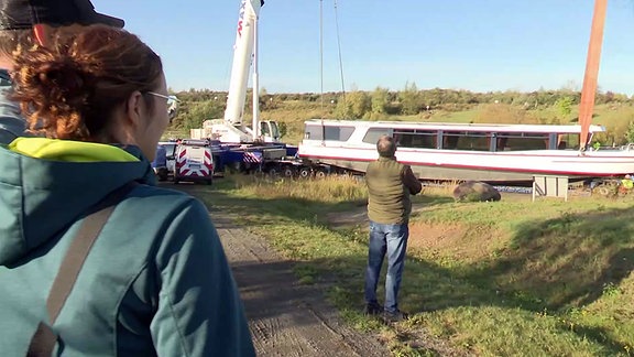 Die MS Störmthal wird aus dem Wasser gehoben