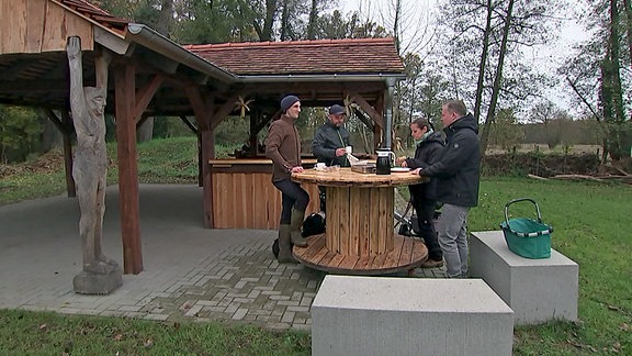 Anwohner stehen im neu geschaffenen Dorftreffpunkt Briest bei Tangerhütte beisammen