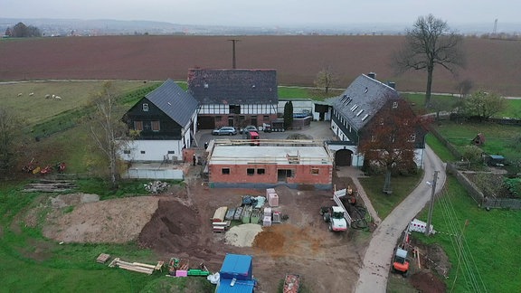 Blick auf einen Hof mit Baustelle.