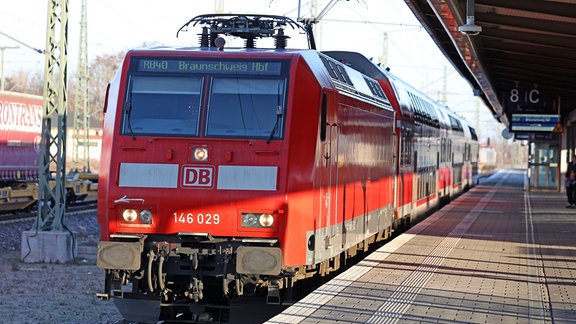 Der RB 40 der Deutschen Bahn (DB) nach Braunschweig steht auf dem Magdeburger Hauptbahnhof. 