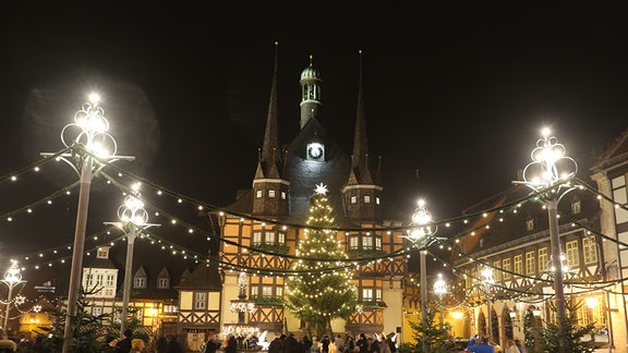 Hell erleuchtet ist der Wernigeröder Marktplatz.