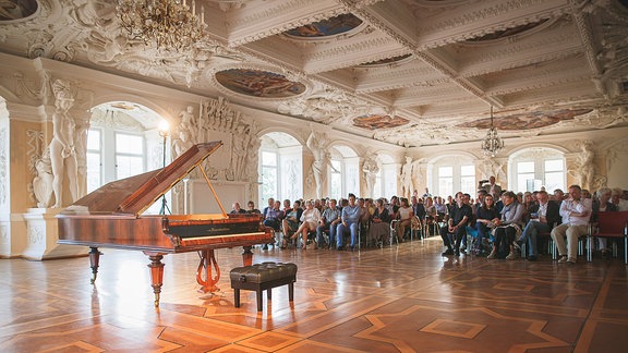 Riesensaal im Schloss Sondershausen mit "Liszt-Flügel" im heutigen Fest- und Konzertsaal mit MDR MUSIKSOMMER-Publikum