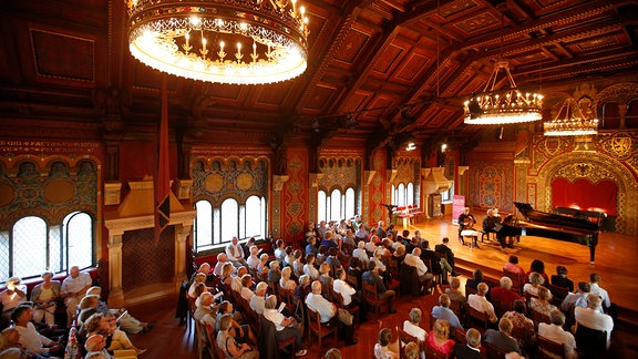 Blick in den Festsaal des Palas auf der Wartburg bei einem Konzert des MDR-Musiksommers.