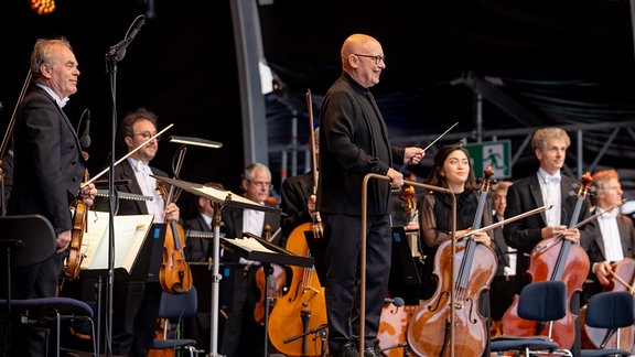 MDR-Sinfonieorchester und Dennis Russell Davies stehen beim Eröffnungskonzert des MDR-Musiksommers 2023 auf der Bühne