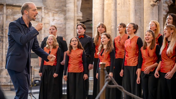 Dirigent Alexander Schmitt dirigiert den MDR-Kinderchor im Dom in Halberstadt