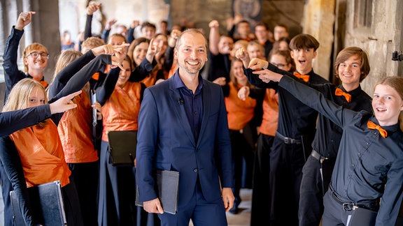 MDR-Kinderchor und Dirigent Alexander Schmitt vor ihrem Auftritt in Halberstadt