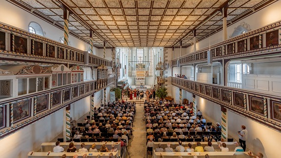 Blick in die Kulturkirche in Weißensee beim Konzert der Kammersymphonie Leipzig im MDR-Musiksommer.