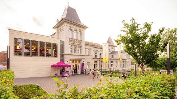 Das Schützenhaus in Pößneck vor einer Veranstaltung im MDR-Musiksommer.