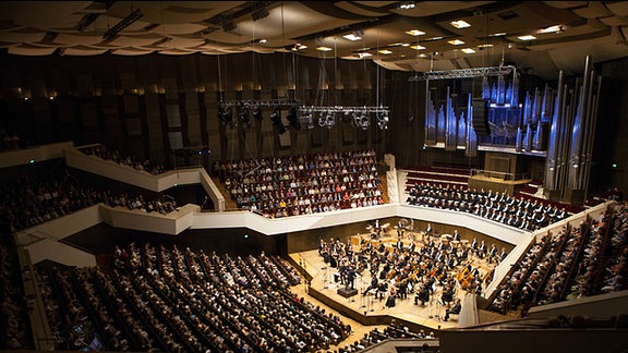 Voll besetztes Gewandhaus mit MDR-Sinfonieorchester und MDR-Rundfunkchor