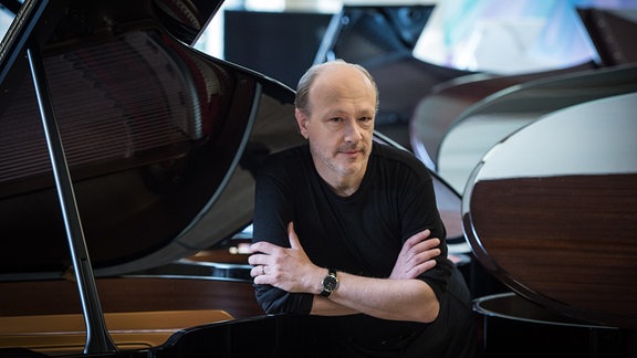 Pianist Marc-André Hamelin zwischen Flügeln