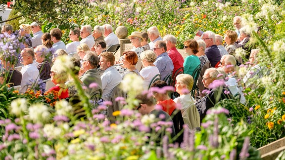 Publikum beim MDR-Musiksommer im Park des Friederikenschlösschens Bad Langensalza