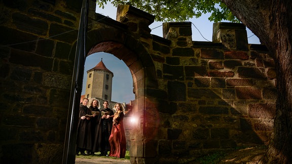 montalbâne Ensemble, durch das Eingangstor einer Burgmauer zu sehen