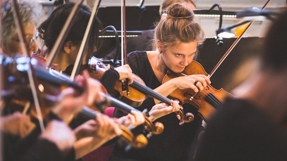 MDR-Musiksommer-Konzert in Weißensee mit MDR-Sinfonieorchester, Anastasia Kobekina (Violoncello) und Marie Jacquot (Dirigentin). 