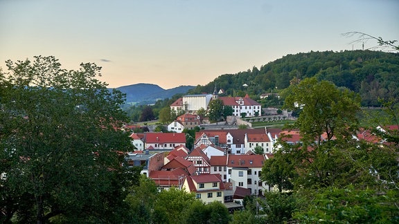 Schloss Wilhelmsburg in Schmalkalden in sanft hügeliger Landschaft