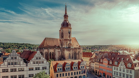 Blick über einen Platz auf die Naumburger Stadtkirche St. Wenzel