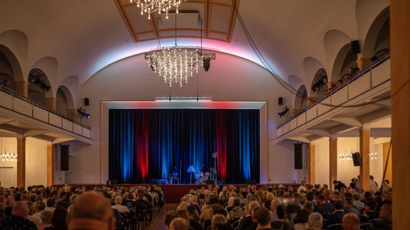 Publikum im Saal der Stadthalle in Riesa